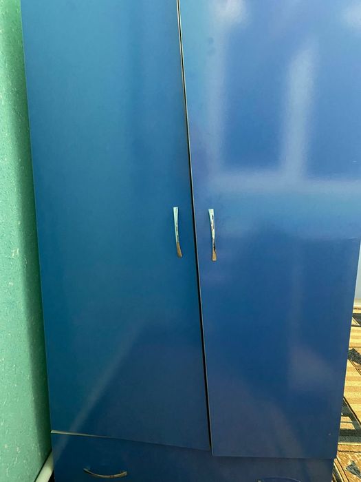 Parta, shkaf kravat va kravatni oʻzida ham shkafi bor