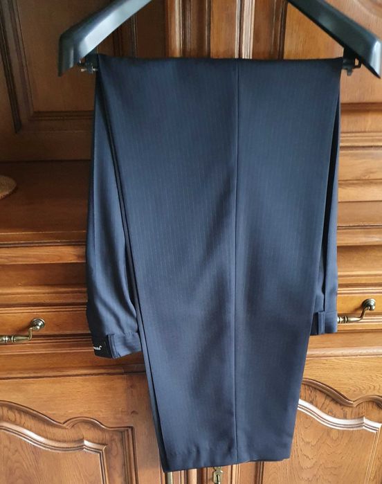 Vând costum bărbătesc nou, bleumarin, 100% pure wool, regular fit