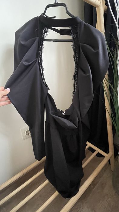 Продавам Черна парти рокля,размер S обличана веднъж за повод