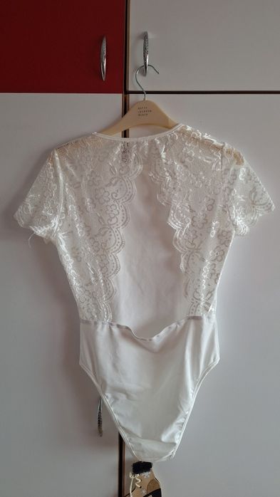 Body elastic cu maneca scurta si dantela