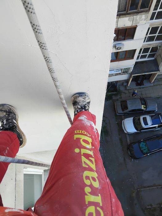 Топлоизолация от алпинисти скеле ремонт на фуги и фасади алпинист