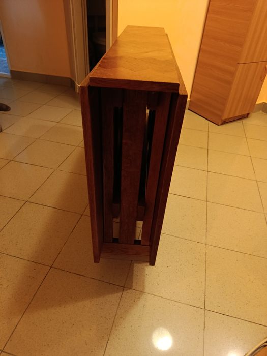 Vând masă extensibilă lemn masiv 6 persoane . Aspect îngrijit și foarte bine păstrată.Grad de uzură zero.