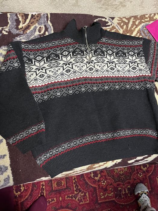 Свитер, очень теплый.