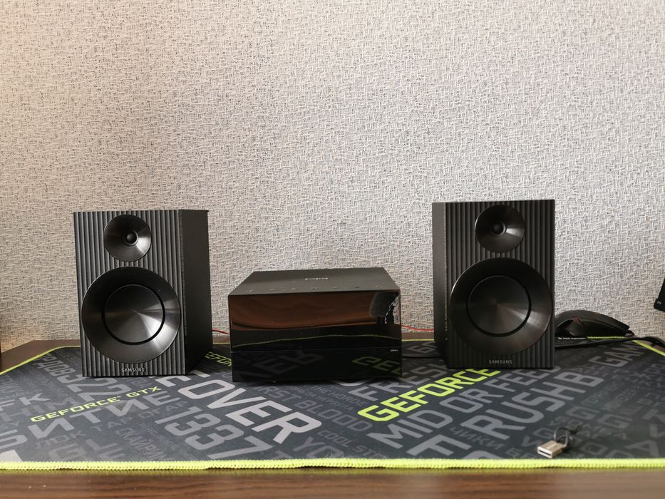Музыкальный центр Мини Samsung MM-J320 (есть 2 штуки)