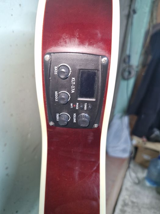 Полуаккустическая гитара