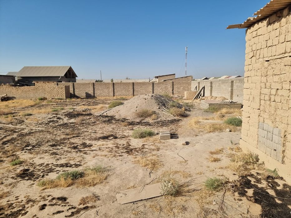 Uchastka 12 sotix hamma matiryallari bor