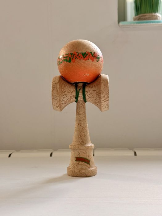 Kendama KROM Beams — Model Premium (Gravat)