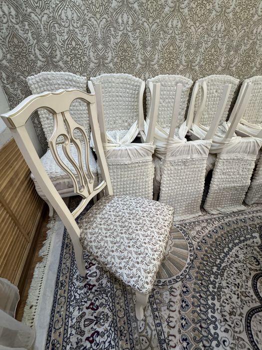 стол, стулья, сервант для гостиной