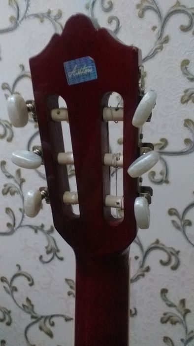 Klassik gitara sotiladi