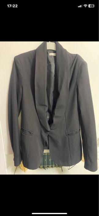 Sacou negru oversize , nepurtat , vine foarte bine, este versatil