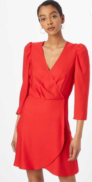 Рокля Naf Naf. Редовна цена в About you 157 лева.