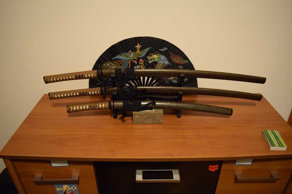 Колекция от различни катана, вакизаши и танто