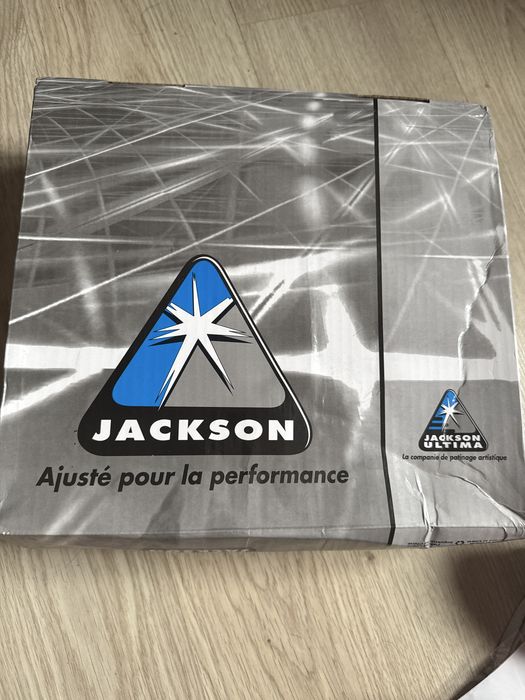 Профессиональные коньки для фигурного катания.