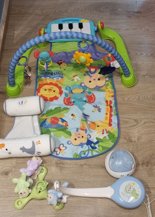 Активна гимнастика и музикална въртележка на Fisher price  + подарък