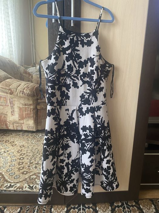 Къса бяло-черна рокля