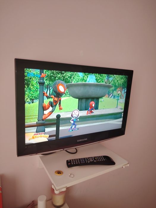 Televizor Samsung led HD diagonală 66 cu telecomandă și suport perete