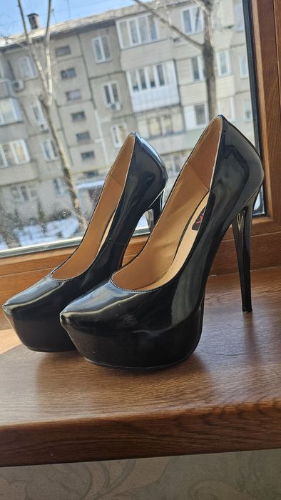 Туфли на высоком каблуке