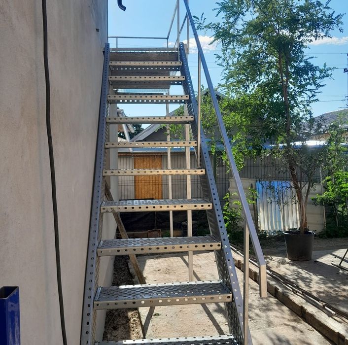 Confectionam scarii metalice zincate exterioare și pentru incendii , platforme, podete si balustrazi profesionale la cererea clientului . Asiguram tra