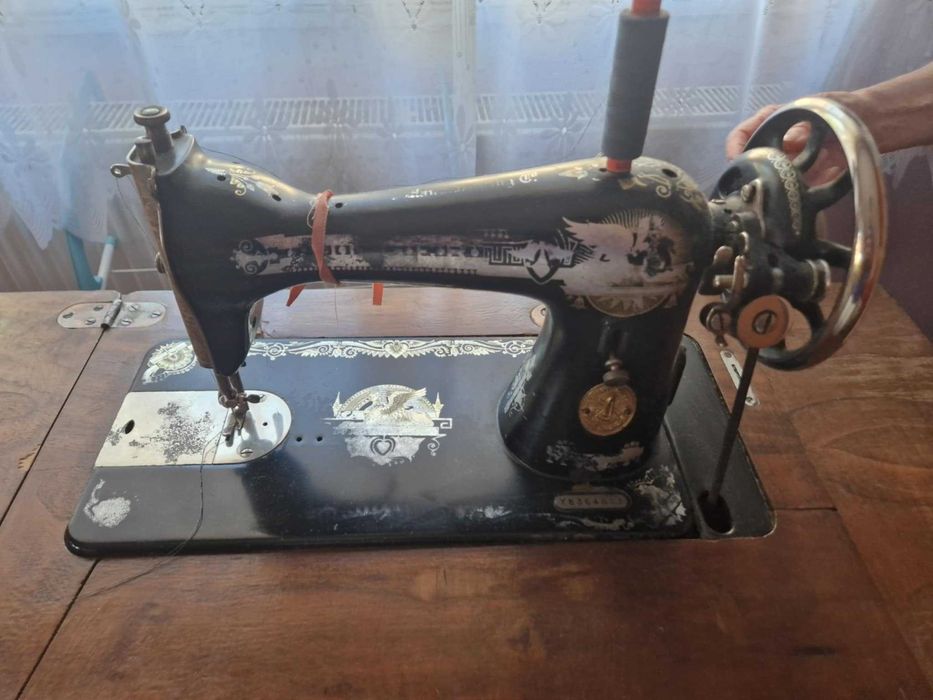 Mașină de cusut vintage Singer cu masă din lemn – anul 1929