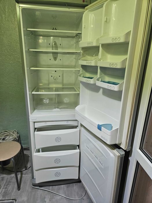 Холодильник, прихожая