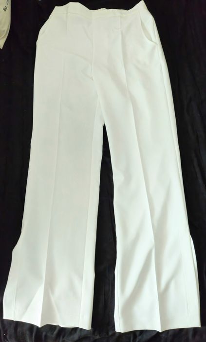 Pantaloni albi Ana Alcazar cu dunga si crapatura intr-o parte