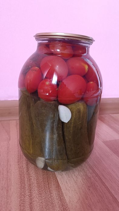Кобра ,огурцы с помидорами