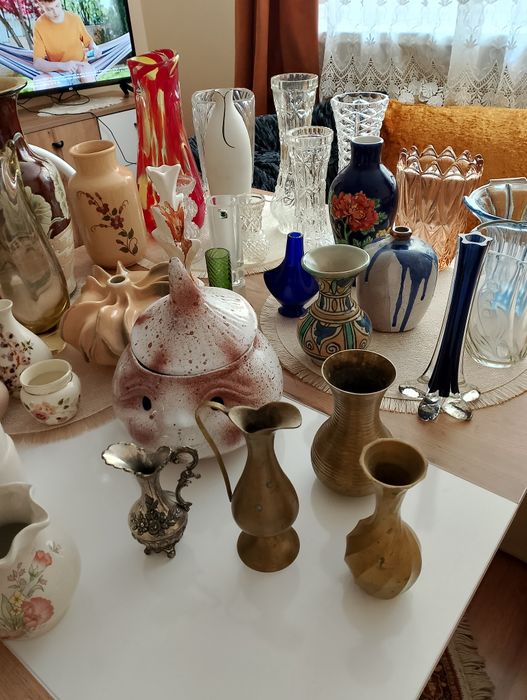 Различни видове стари-ретро вази,чаши