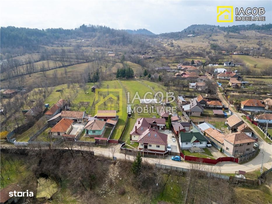 Casa, anexe, 3762 mp teren, 25000 mp padure, Comanesti, jud. Bacau