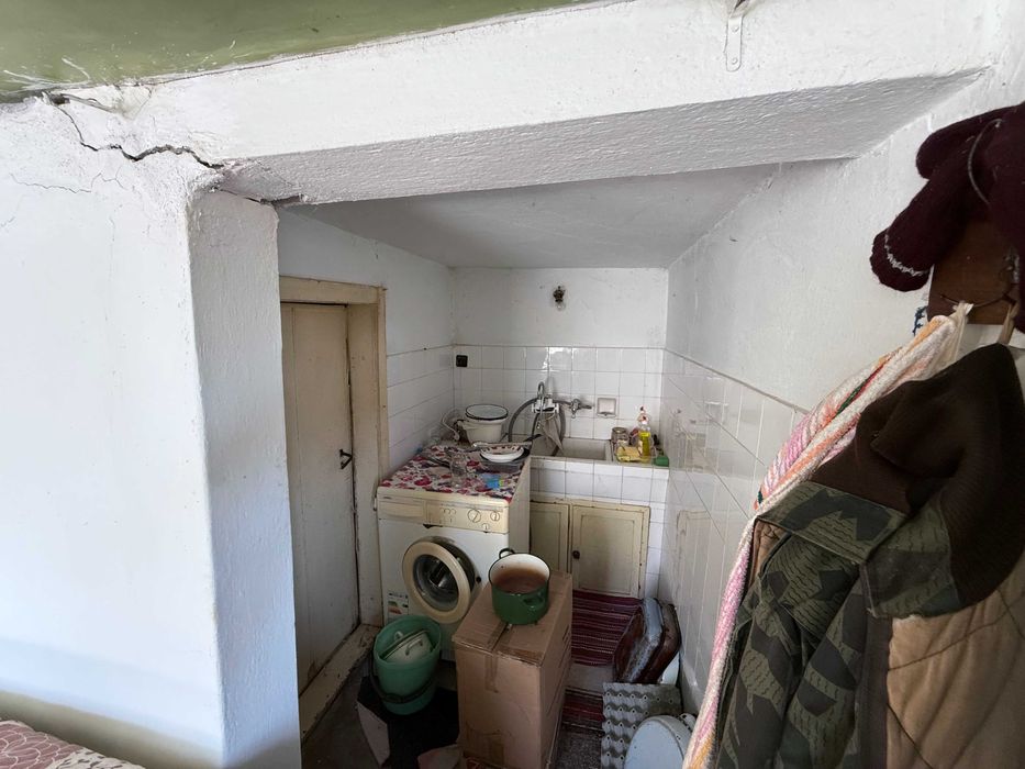 Къща с двор и селскостопански постройки