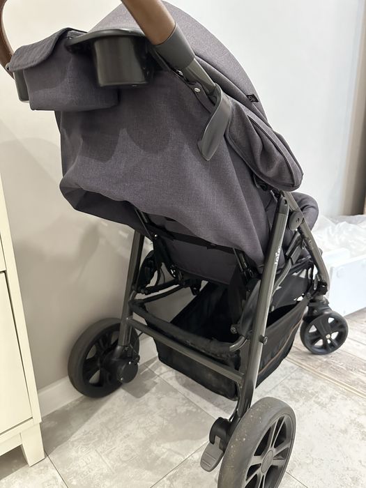 Продается детская коляска Joie Signature