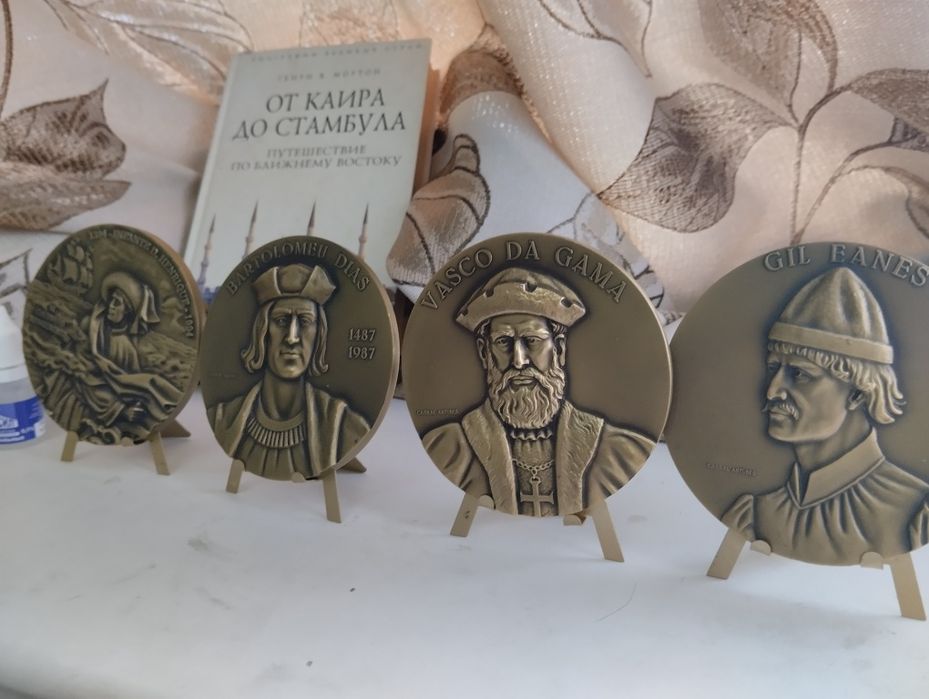 Барельефы португальских мореплавателей