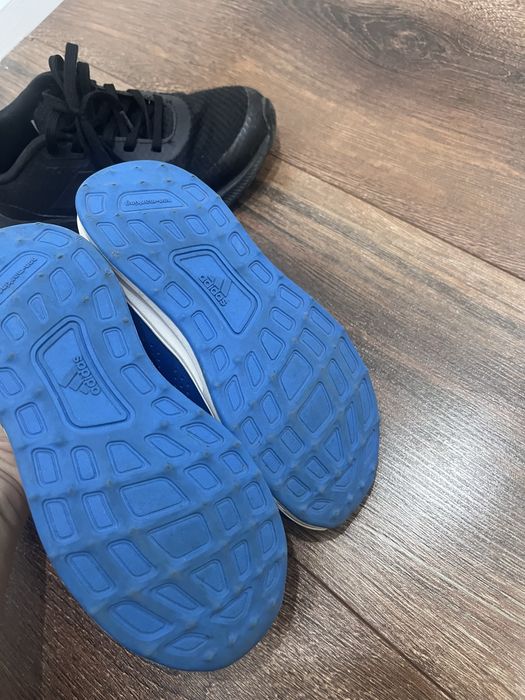 Adidas 30 , o perevche bleu si una neagra