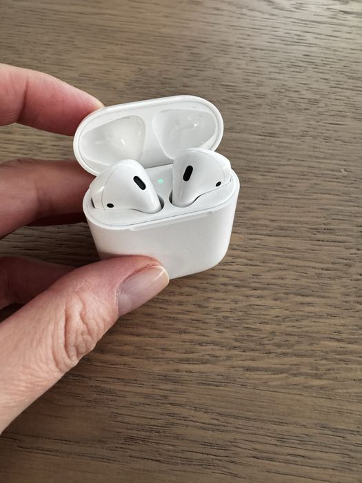 Apple AirPods 2  (EMC2862)