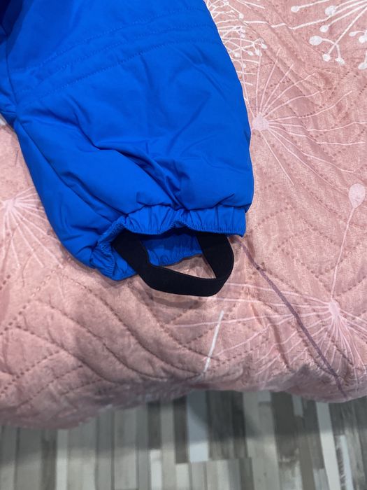 Зимен космонавт с ръкавички