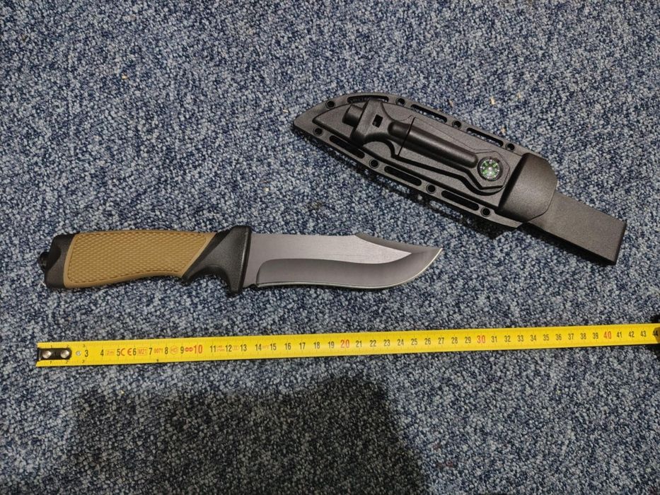 Cutit de vânătoare cu teaca