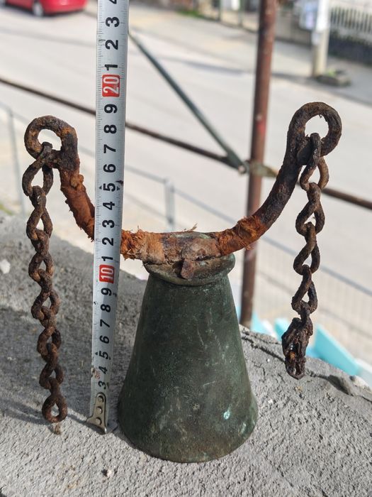 Много стар чан звънец