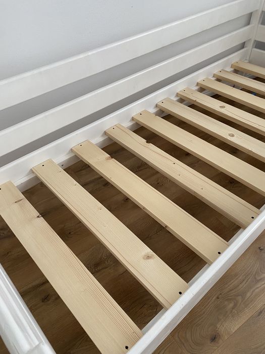 Pat din lemn masiv cu saltea