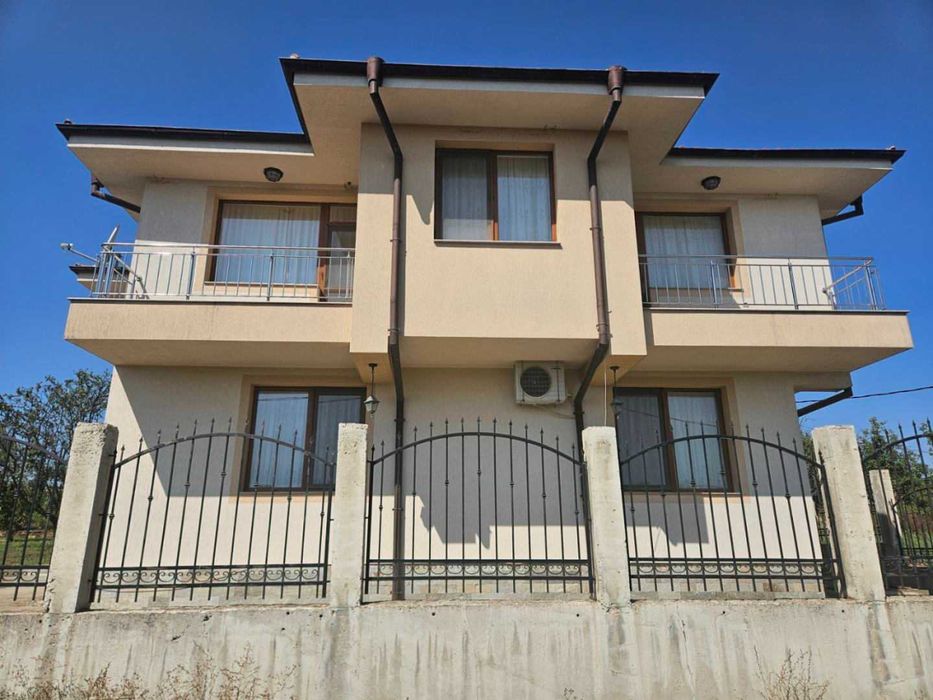 Чудесна двуетажна къща в село Баня