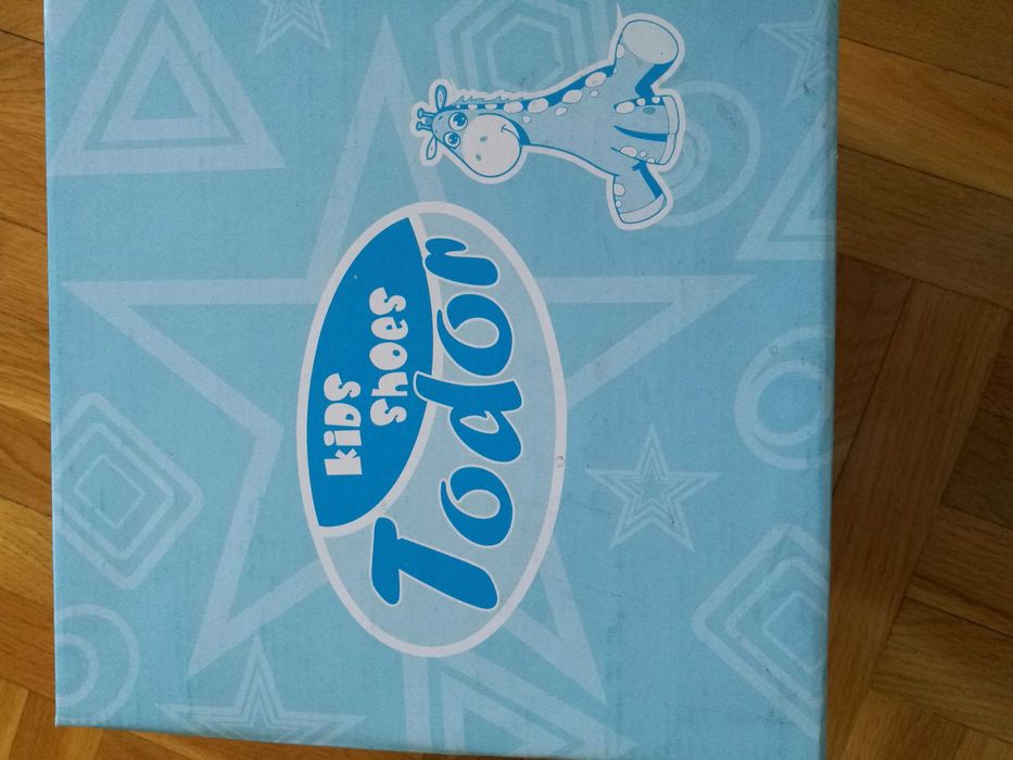 Продавам 3 чифта детски зимни обувки, естествена кожа, номер 26,30, 31