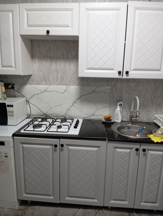 Кухонный гарнитур в хорошем состоянии без плиты