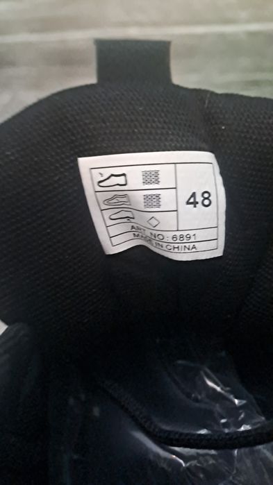 Продам кроссовки 48р новые