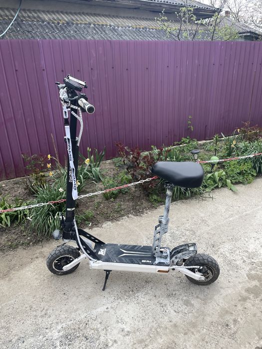 Vând trotineta electrica Kukirin G2 Pro custom alb cu scaun confortabil