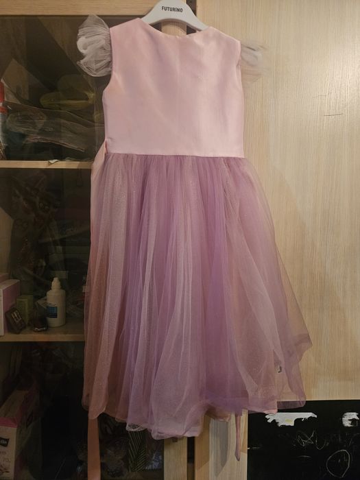 Продам платье . Нарядное 4-6 лет.