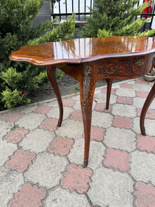 Masuta deosebita stil Louis XV, intarsii si elemente bronz