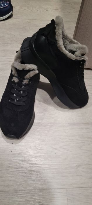 Продам кроссовки зима