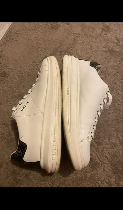 Adidasi albi Guess