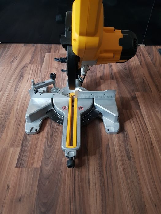 Circular pentru taieri înclinate Dewalt DWS 774