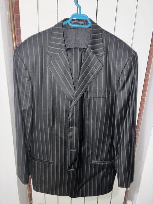 Vând costum elegant