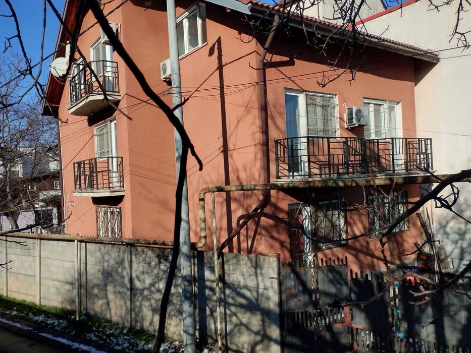 Proprietar vila, caut asociat