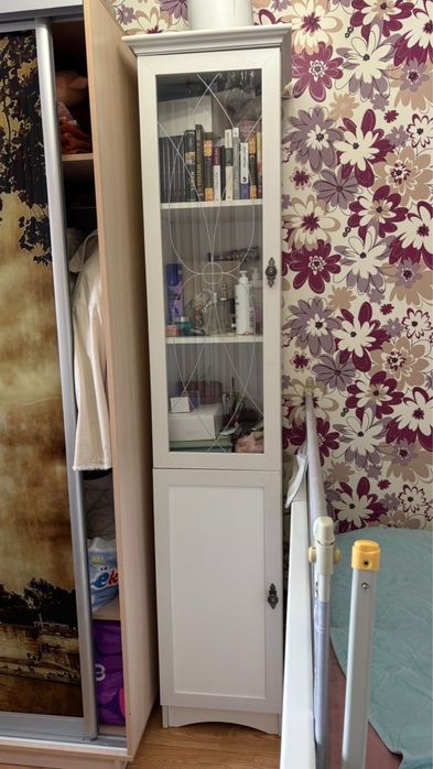 Продам стол и шкаф